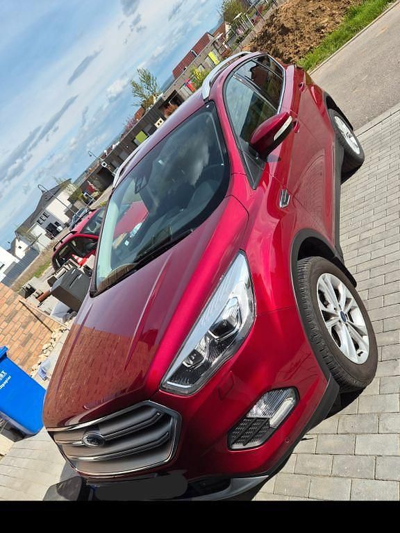 Gebraucht Ford Kuga Titanium 150 PS (110 kW) 2018 Rot SUV