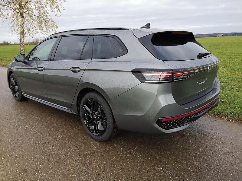 Gebraucht VW Passat R-line 193 PS (141 kW) 2024 Diabasgrau metallic Kombi