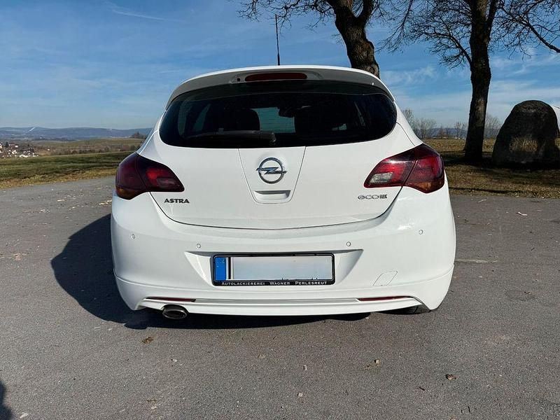 Gebraucht Opel Astra Color Edition 140 PS (102 kW) 2012 Weiß Limousine