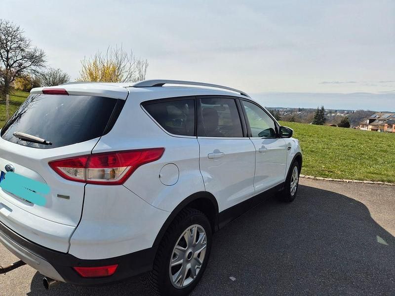 Gebraucht Ford Kuga Trend 120 PS (88 kW) 2016 Weiß SUV