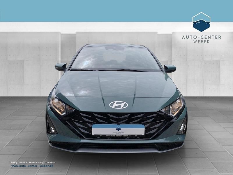 Neu Hyundai i20 Select 101 PS (74 kW) 2025 Grün Limousine