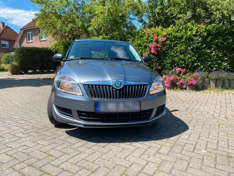 Grau Gebraucht 2012 Skoda Fabia Kleinwagen | 3.999 € (Fairer Preis) - Bild 1/4