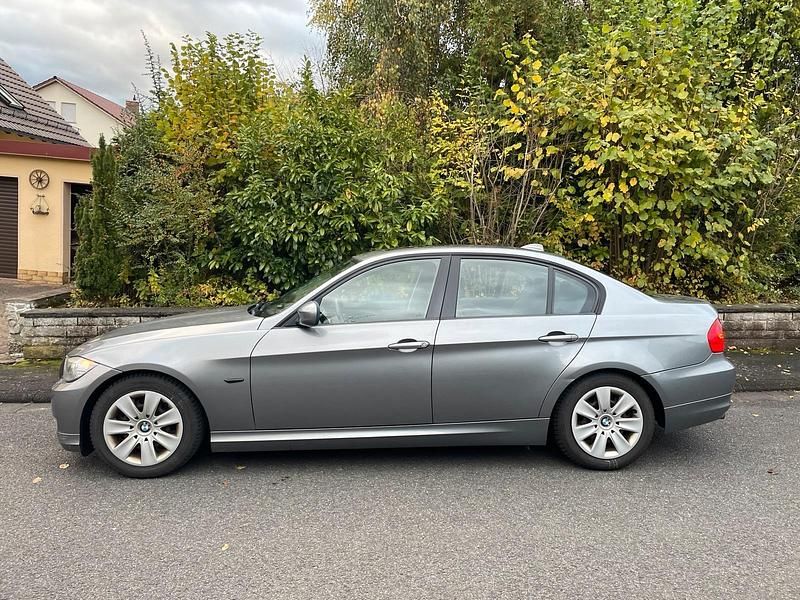 Gebraucht BMW 318 140 PS (102 kW) 2011 Grau Limousine