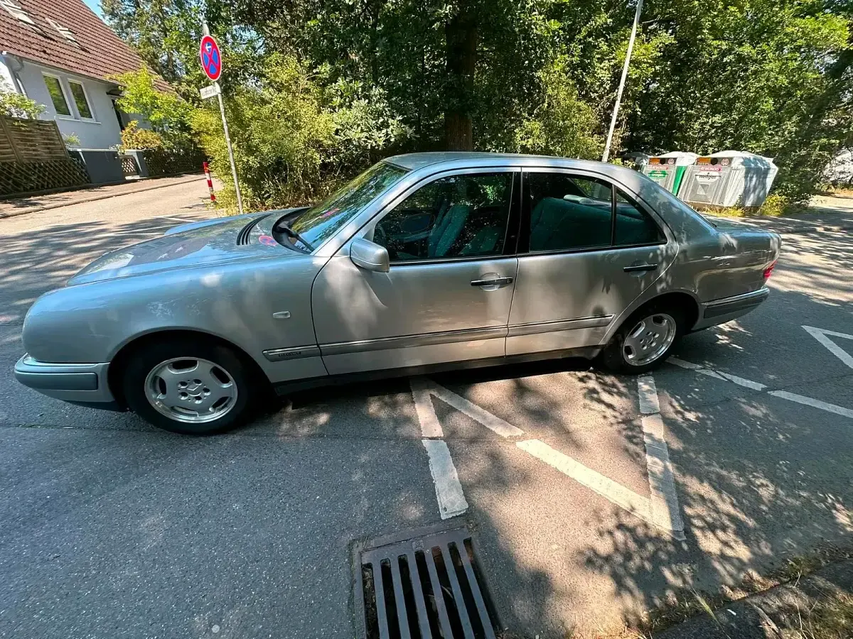 Gebraucht Mercedes E230 150 PS (110 kW) 1995 Grau Limousine