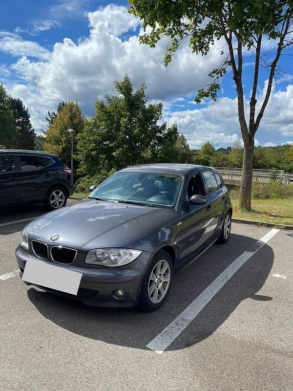 Grau Gebraucht 2005 BMW 116 Kleinwagen | 1.300 € - Bild 1/4