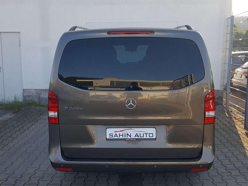 Gebraucht Mercedes V220 163 PS (119 kW) 2018 Braun Van / Kleinbus