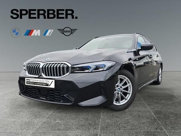 Schwarz (saphirschwarz) Gebraucht 2023 BMW 320 M Sport Kombi | 31.900 € (Superpreis) - Bild 1/4