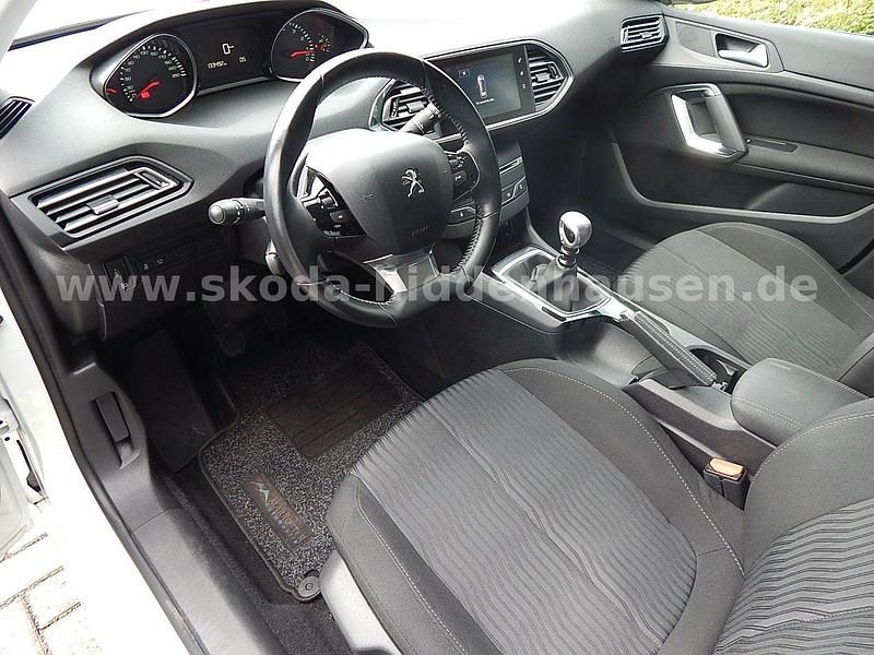 Gebraucht Peugeot 308 Active 131 PS (96 kW) 2016 Weiß Kleinwagen
