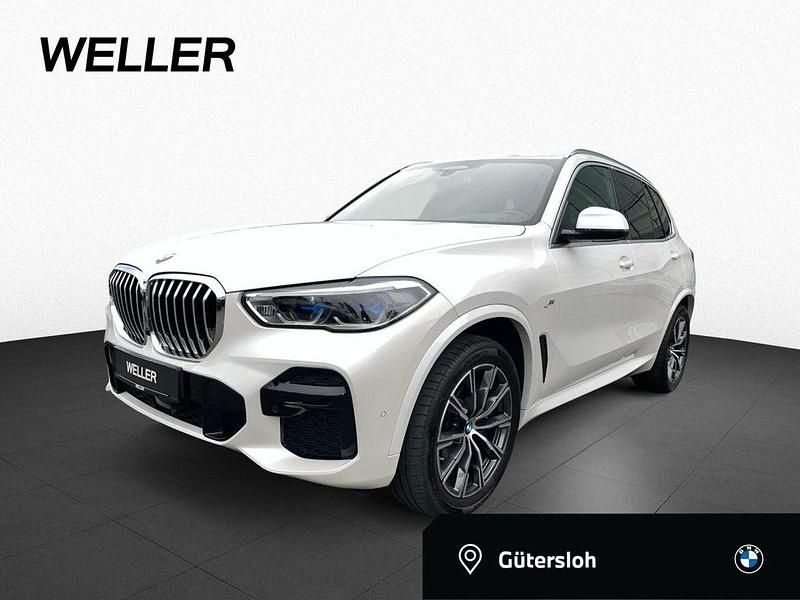 Mineralweiß (weiß) Gebraucht 2022 BMW X5 M Sport SUV | 54.880 € (Superpreis) - Bild 1/4