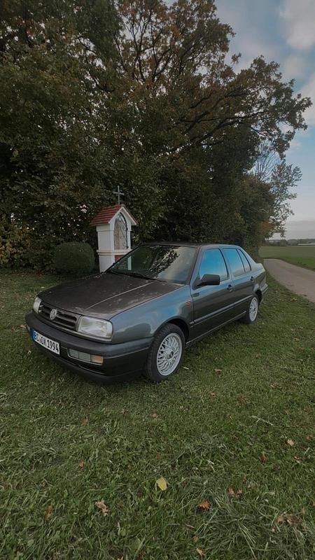 Grau Gebraucht 1994 VW Vento Limousine | 1.500 € - Bild 1/4