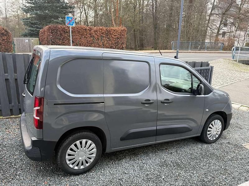 Gebraucht Opel Combo Edition 102 PS (75 kW) 2019 Jade weiss / (grau foliert) Van / Kleinbus