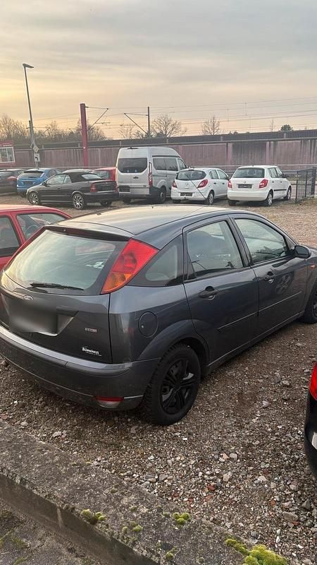 Gebraucht Ford Focus 115 PS (84 kW) 2002 Grau Kleinwagen