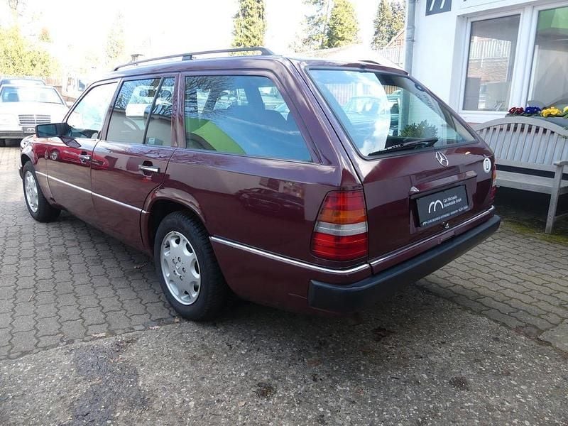 Second-hand Mercedes E300 220 CP (161 kW) 1992 Roșu