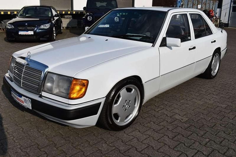 Weiß Gebraucht 1992 Mercedes E280 Limousine | 16.990 € - Bild 1/4