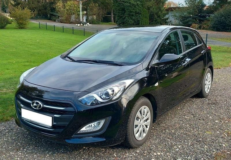 Gebraucht Hyundai i30 Classic 101 PS (74 kW) 2016 Schwarz Limousine