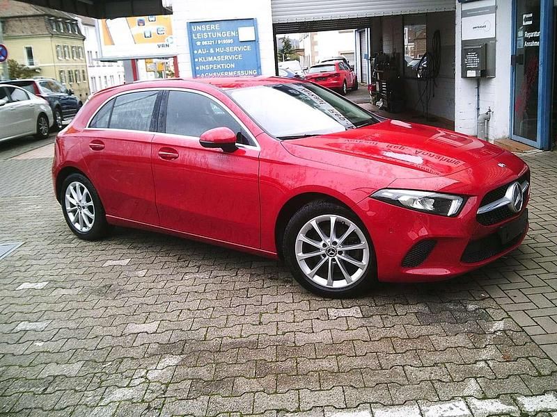 Gebraucht Mercedes A200 163 PS (119 kW) 2018 Jupiterrot  unilack Limousine