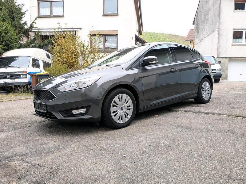 Grau Gebraucht 2015 Ford Focus Trend Kleinwagen | 6.500 € (Guter Preis) - Bild 1/4