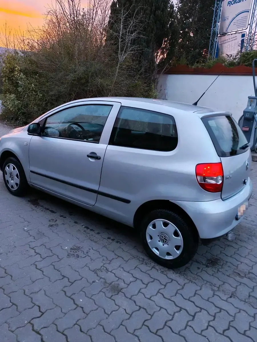 Gebraucht VW Fox 60 PS (44 kW) 2010 Schwarz Kleinwagen