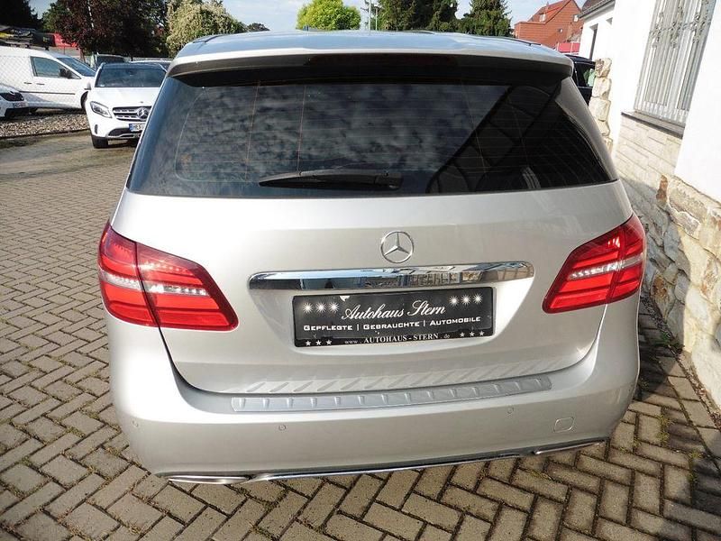 Gebraucht Mercedes B180 Urban 122 PS (89 kW) 2017 Silber Van / Kleinbus