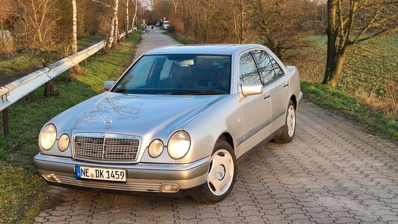 Silber Gebraucht 1995 Mercedes E320 Elegance Limousine | 7.200 € - Bild 1/4