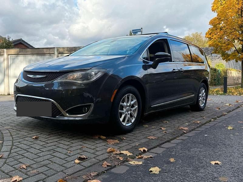 Grau Gebraucht 2020 Chrysler Pacifica Limited Kombi | 17.500 € (Guter Preis) - Bild 1/4