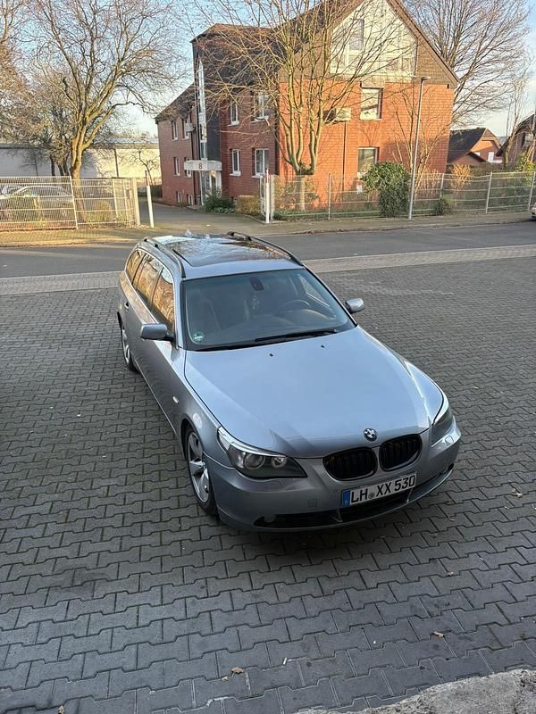 Silber Gebraucht 2004 BMW 530 Kombi | 6.400 € - Bild 1/4