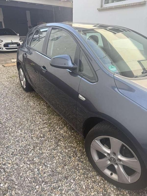 Gebraucht Opel Astra Edition 116 PS (85 kW) 2010 Blau Kleinwagen