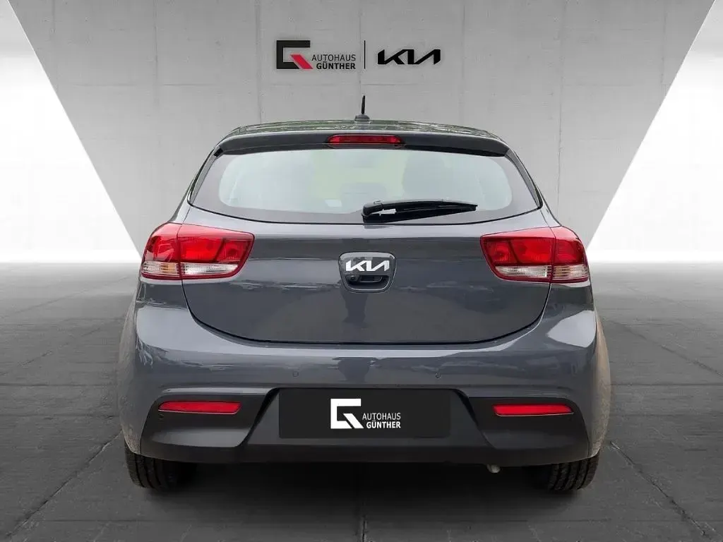 Używany Kia Rio Vision 101 KM (74 kW) 2023 Szary Sedan/Limuzyna