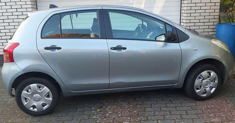 Silber Gebraucht 2008 Toyota Yaris Limousine | 3.000 € (Fairer Preis) - Bild 1/4