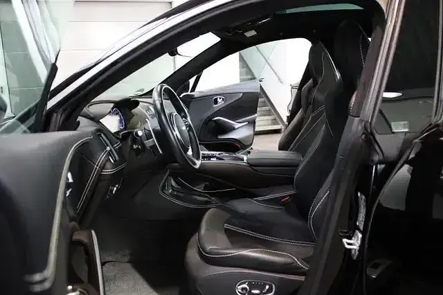 Gebraucht Aston Martin DBX 551 PS (405 kW) 2024 Onyx black SUV