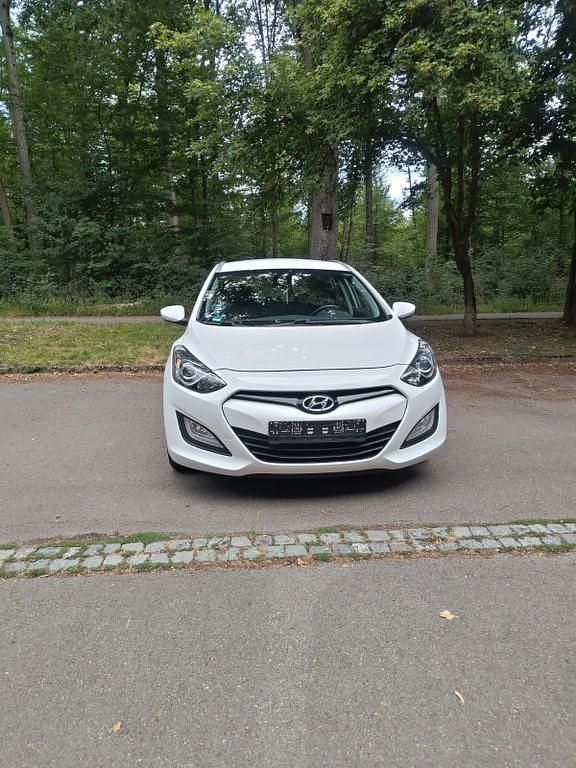 Weiß Gebraucht 2012 Hyundai i30 Kombi | 5.199 € (Etwas zu teuer) - Bild 1/4