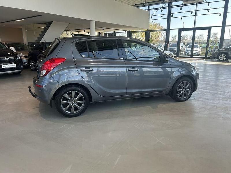 Gebraucht Hyundai i20 Style 101 PS (74 kW) 2014 Grau Kleinwagen