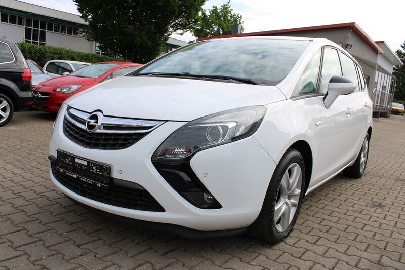 Weiß Gebraucht 2016 Opel Zafira Tourer Van / Kleinbus | 10.990 € (Etwas zu teuer) - Bild 1/4