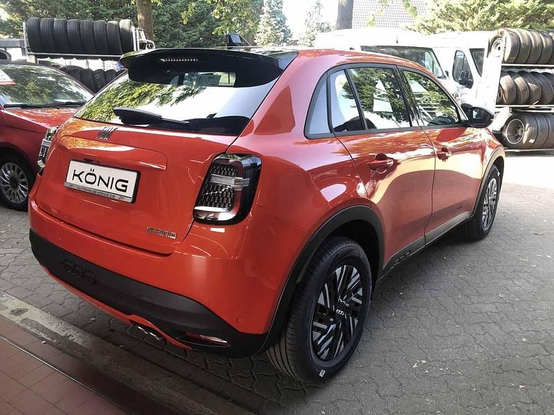 Neu Fiat 600 146 PS (107 kW) 2025 Orange Limousine