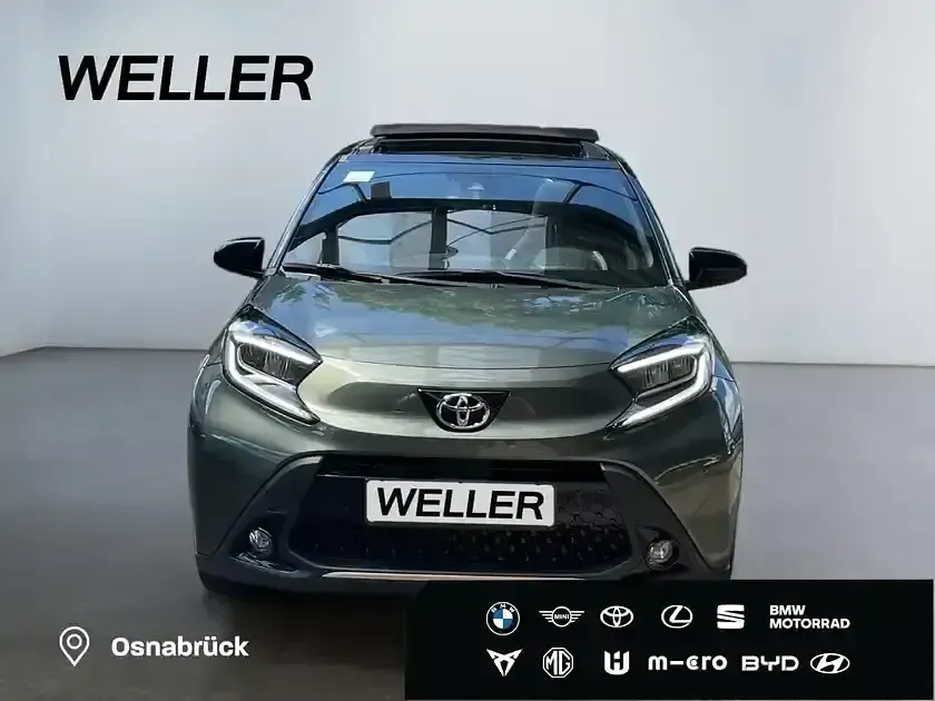 Gebraucht Toyota Aygo Style 72 PS (52 kW) 2023 Cardamon green / night sky black (gruen) Kleinwagen