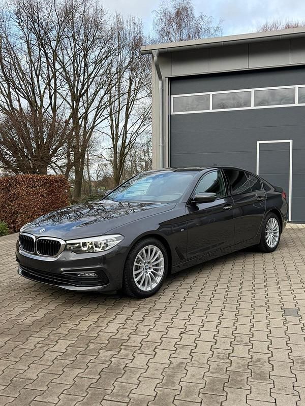 Grau Gebraucht 2017 BMW 520 Limousine | 23.900 € (Guter Preis) - Bild 1/4