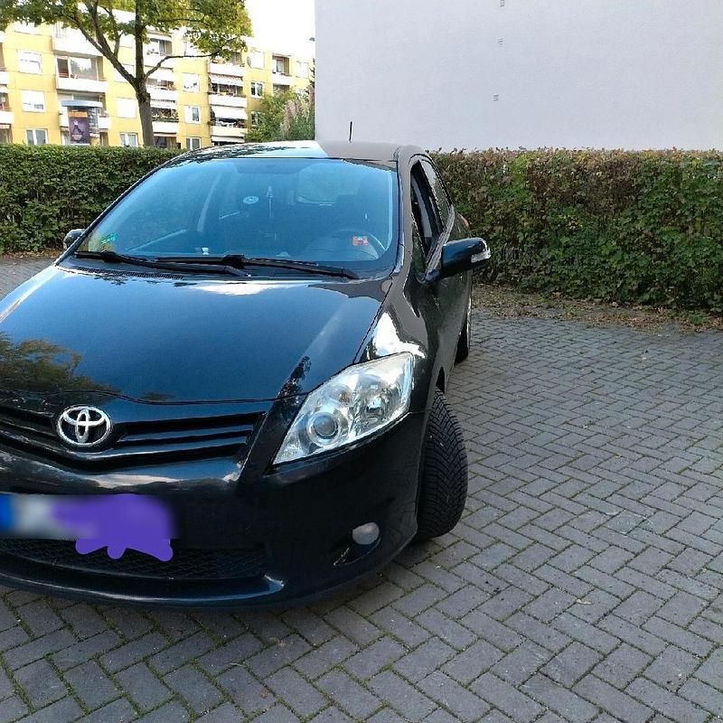Schwarz Gebraucht 2010 Toyota Auris Kombi | 5.450 € (Etwas zu teuer) - Bild 1/4