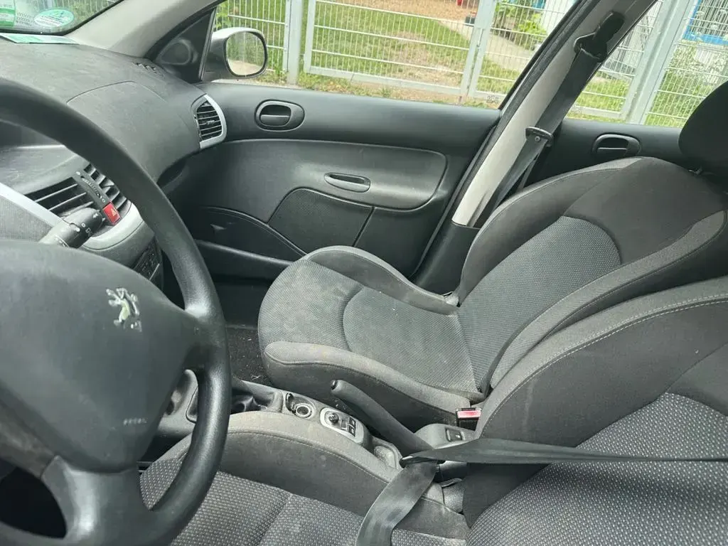 Gebraucht Peugeot 206 Basis 75 PS (55 kW) 2010 Grau Limousine