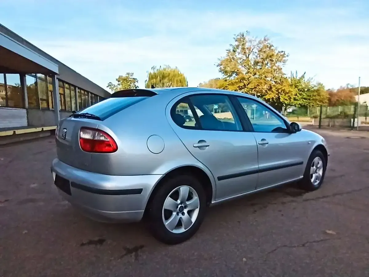 Używany Seat Leon 105 KM (77 kW) 2003 Srebrny Sedan/Limuzyna