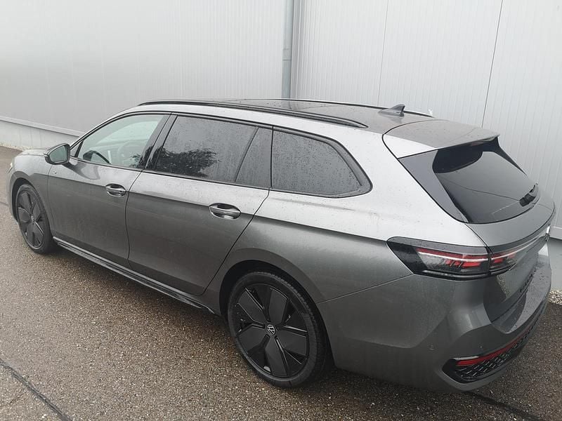 Neu VW Passat R-line 193 PS (141 kW) 2025 Reefblau metallic Kombi