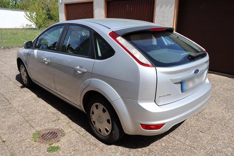 Usado Ford Focus 100 CV (73 kW) 2010 Plateado Berlina