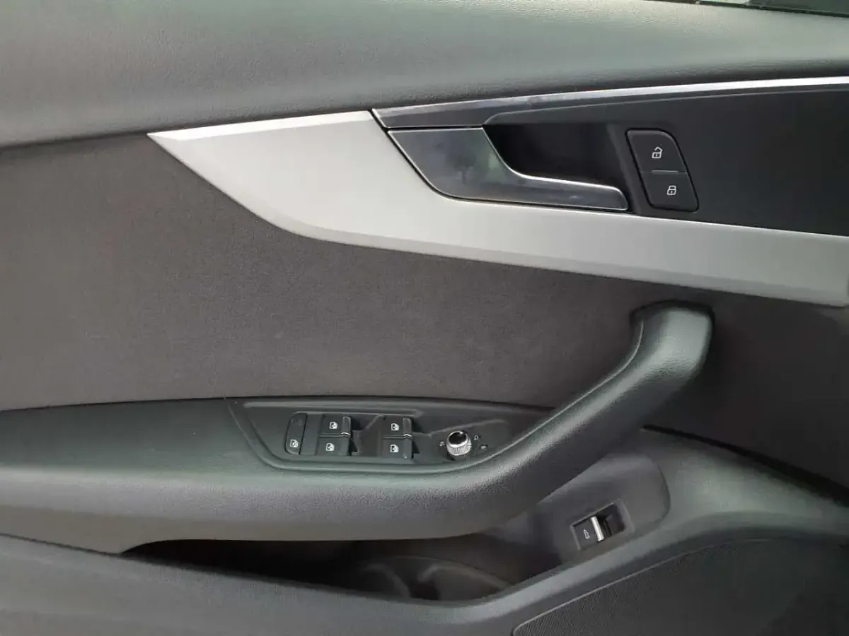 Gebraucht Audi A4 Advanced 204 PS (150 kW) 2023 Navarrablau metallic Kombi