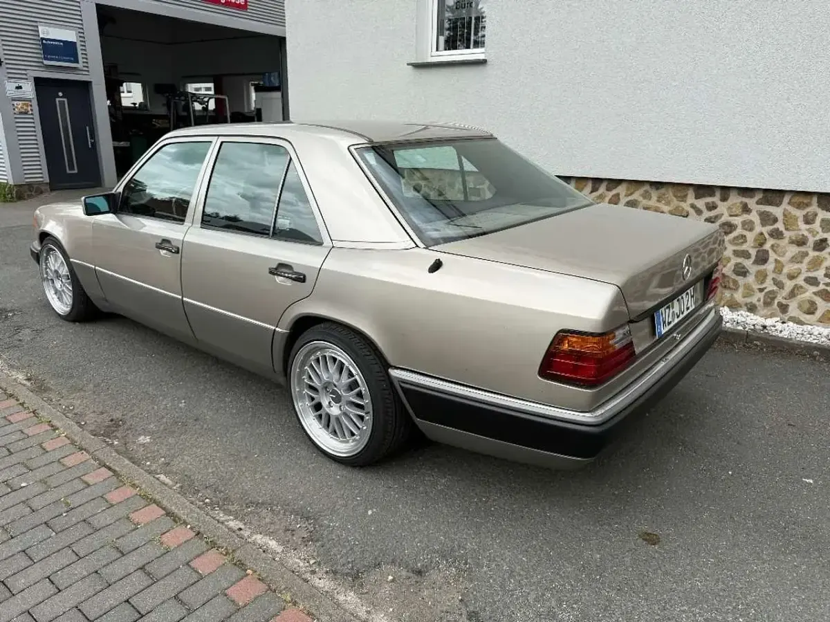 Gebraucht Mercedes E200 118 PS (86 kW) 1991 Grau Limousine
