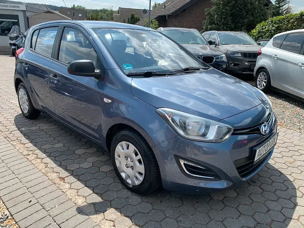 Gebraucht Hyundai i20 Edition 86 PS (63 kW) 2013 Blau Kleinwagen