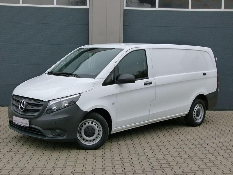 Arktikweiss Gebraucht 2023 Mercedes Vito Van / Kleinbus | 31.999 € (Guter Preis) - Bild 1/4