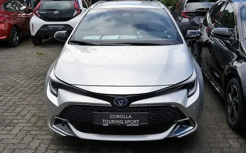 Neu Toyota Corolla 140 PS (102 kW) 2025 Silber Kombi