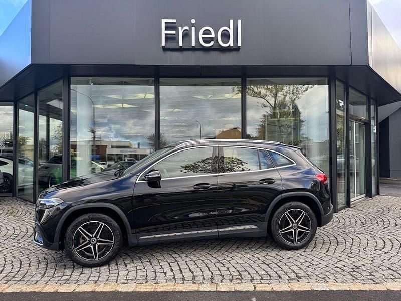 Kosmosschwarz metalliclack Gebraucht 2023 Mercedes EQA250 AMG SUV | 29.850 € (Superpreis) - Bild 1/4