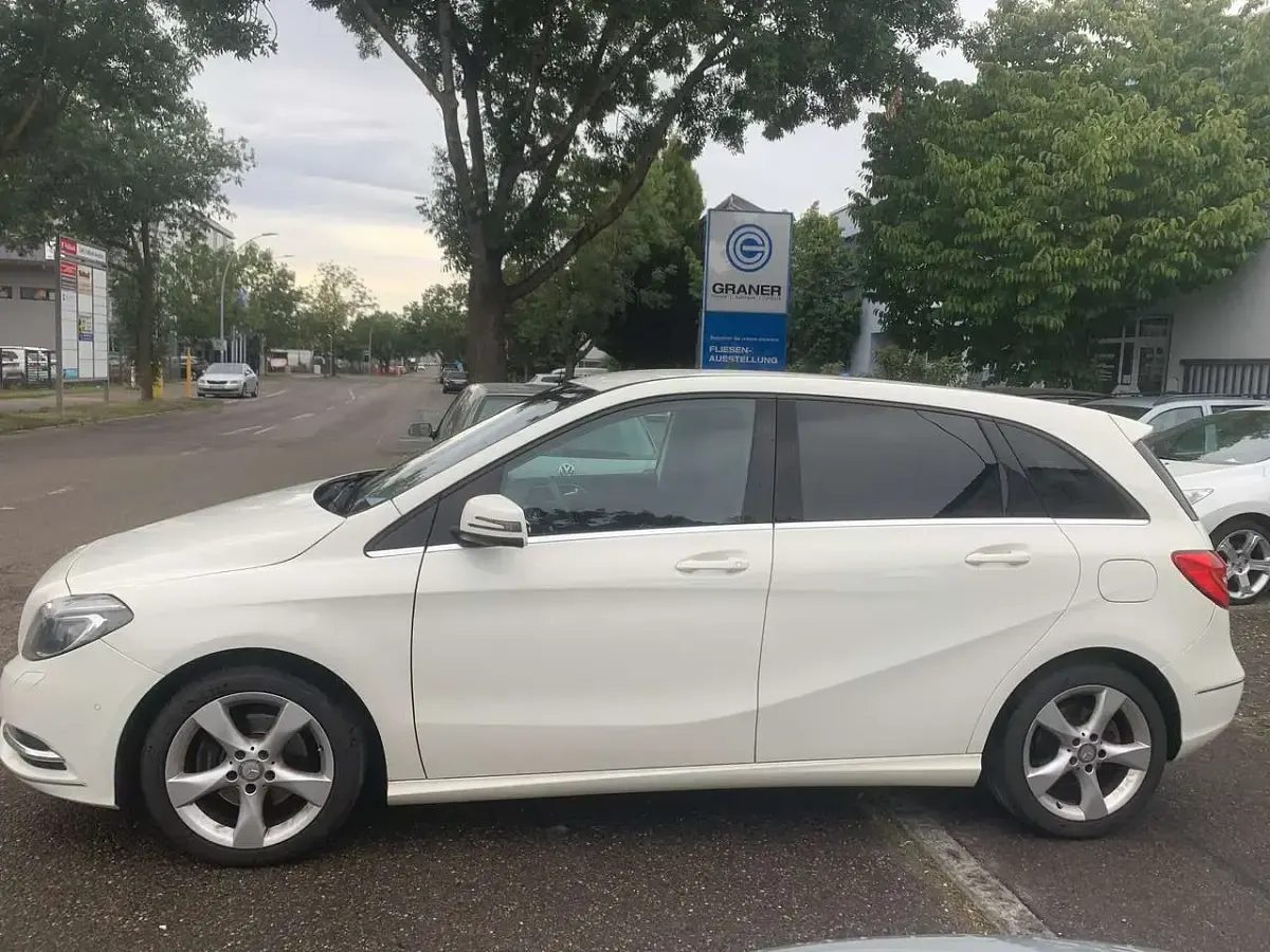 Gebraucht Mercedes B200 156 PS (114 kW) 2014 Calcitweiss  unilack Kleinwagen