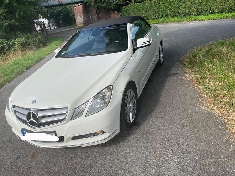 Weiß Gebraucht 2011 Mercedes E220 Elegance Cabrio | 8.790 € (Superpreis) - Bild 1/4