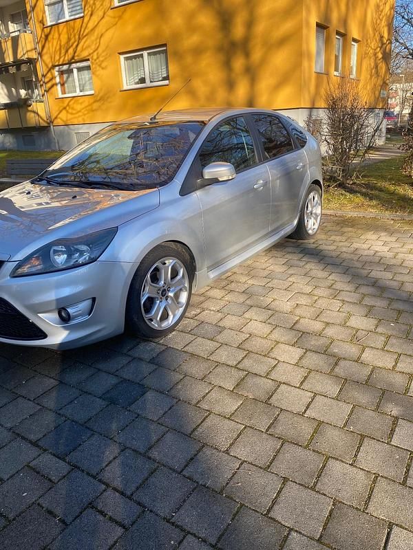 Gebraucht Ford Focus 109 PS (80 kW) 2009 Silber Limousine